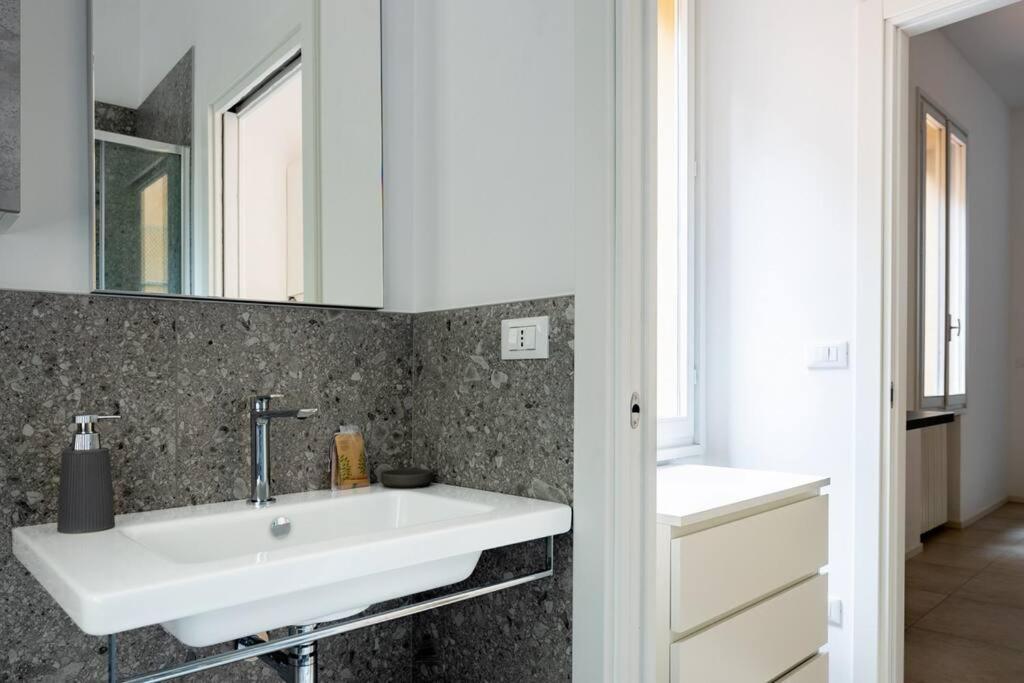 Apartment Isaia - 10 Minutes From Piazza Maggiore Bologna Exterior foto